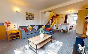 Sleeps 10, Free Parking, Close To Science Park, King Size Bed
